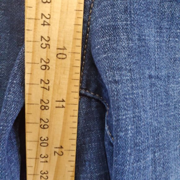 Levis Shorts Womens 22W Blue Classic Bermuda Denim Mid-Rise 5-Pocket Button Fly - Picture 8 of 14